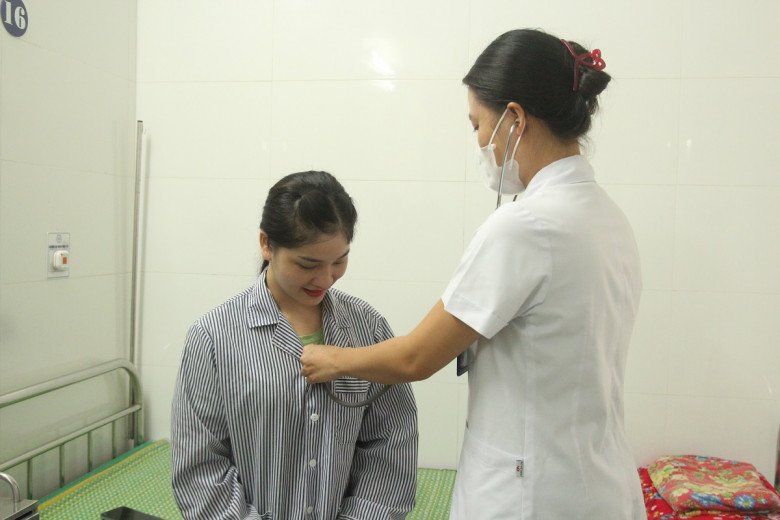 Bác sĩ Thu Phương thăm khám lại cho Duyên trước khi xuất viện. Ảnh: Lê Phương.