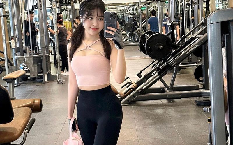 Phương Anh chăm chỉ tập luyệ gym nhiều năm qua, mỗi ngày cô đều dành ra 1 tiếng đồng hồ để rèn luyện thể chất. 
