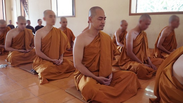 View - MC Phan Anh bị chế giễu vì xuất gia 9 ngày, con òa khóc khi nhìn thấy bố trọc đầu