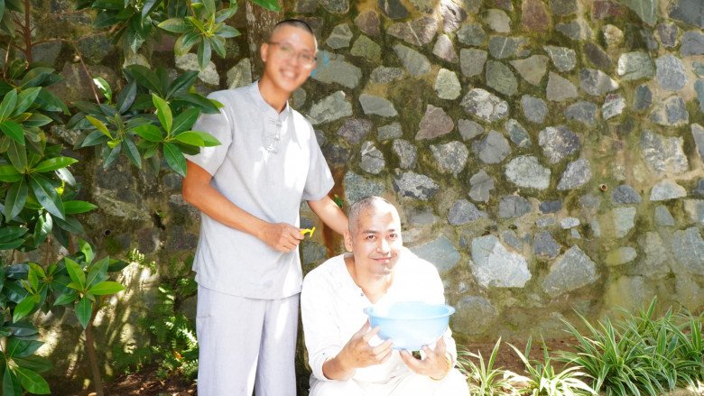 View - MC Phan Anh bị chế giễu vì xuất gia 9 ngày, con òa khóc khi nhìn thấy bố trọc đầu