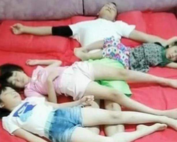 View - Nhà có 3 cô con gái thích ngủ với bố mẹ từ nhỏ, mẹ tình cờ chụp được ảnh này liền quyết định cho con ngủ riêng