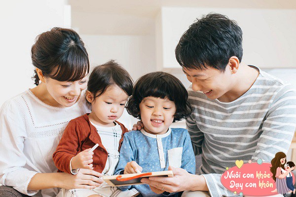 View - Nhà có 3 cô con gái thích ngủ với bố mẹ từ nhỏ, mẹ tình cờ chụp được ảnh này liền quyết định cho con ngủ riêng