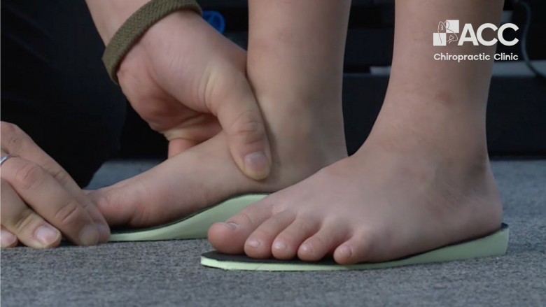 Bé mang thử đế giày được thiết kế riêng