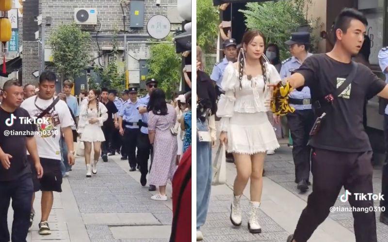 Trong clip, Chi Pu xuất hiện với trang phục váy trắng đơn giản và khoe nhan sắc xinh đẹp lung linh qua camera thường. Và đây không phải lần đầu tiên mỹ nhân Việt được fans Trung bu đông trên phố như vậy.
