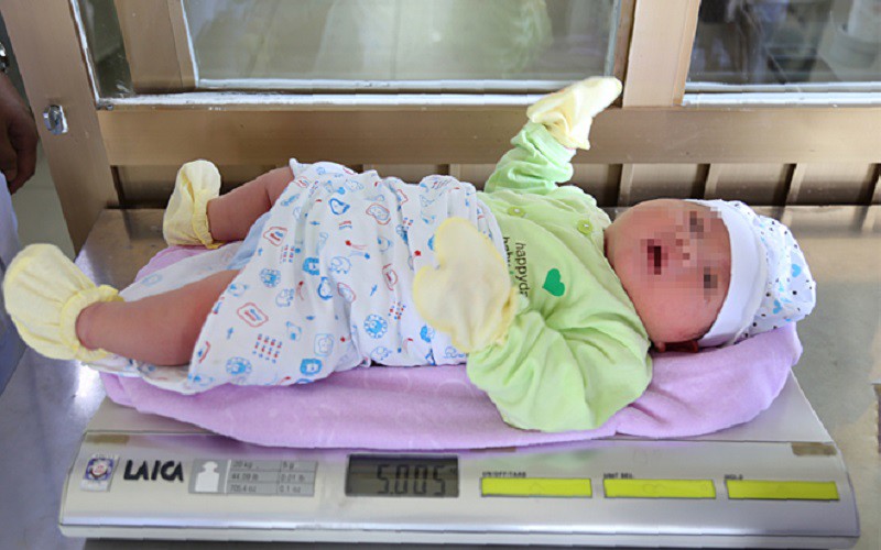 Thai phụ 33 tuổi ở Hạ Long (Quảng Ninh) sinh bé trai nặng 5kg. Trước khi sinh, siêu âm dự đoán bé nặng khoảng 4,2kg.
