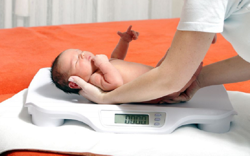 Trẻ sơ sinh bị coi là nhẹ cân khi cân nặng dưới 2,5kg, thường có nguy cơ mắc các bệnh lý đường hô hấp, nhiễm trùng, ảnh hưởng đến sự phát triển của hệ tiêu hóa...
