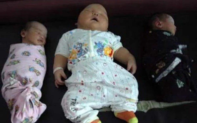 Em bé này có tên Akbar được ghi nhận là bé sơ sinh nặng nhất Indonesia với trọng lượng là 8,7kg bằng phương pháp sinh thường. Mẹ của bé bị tiểu đường thai kỳ.
