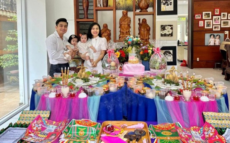 Cũng như nhiều sao Việt khác có sự đầu tư chu đáo cho tiệc thôi nôi của con, cặp vợ chồng nữ diễn viên Vân Trang - Lê Quân khiến nhiều người xuýt xoa khi kỳ công chuẩn bị cho cặp song sinh 1 buổi tiệc không thiếu thứ gì.
