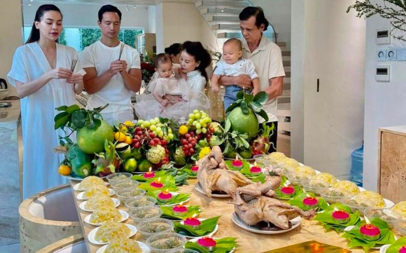 Là gia đình sao Việt hot nhất nhì Vbiz, cặp vợ chồng Hồ Ngọc Hà - Kim Lý cũng tổ chức tiệc thôi nôi cho cặp song sinh vô cùng hoành tráng. Chỉ cần nhìn mâm cỗ cúng, nhiều người đã có thể thấy mức độ đầu tư và sự giàu có của gia chủ.
