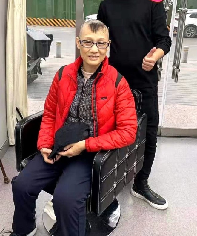 Hình ảnh nữ nghệ sĩ dù chịu những cơn đau nhưng vẫn mỉm cười đối diện với ống kính.