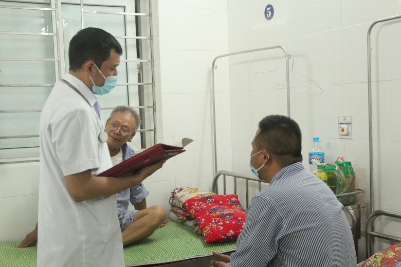 Bác sĩ Tạ Huy Hải ᵭang tư vấn cho bệnh nhȃn Cương (bên phải) vḕ tình trạng sức khỏe hiện tại. Ảnh: Lê Phương.