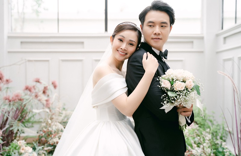Được biết ở thời điểm Phố Trong Làng phát sóng, nam diễn viên đã kết hôn cùng MC Thùy Linh - nữ MC nổi tiếng có nụ cười đẹp nhất VTV.

