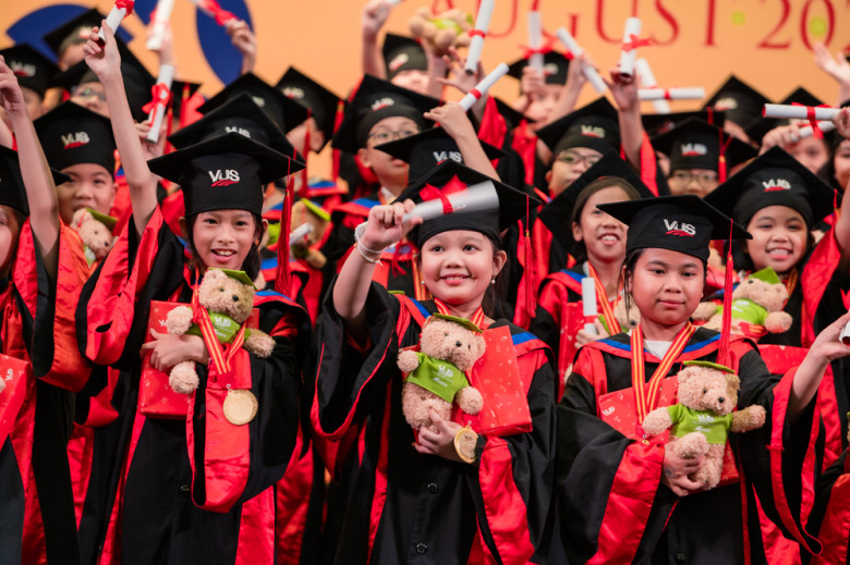 Sự tự hào trên gương mặt của các học viên nhí VUS khi đạt được chứng chỉ quốc tế Cambridge. (Ảnh: VUS)