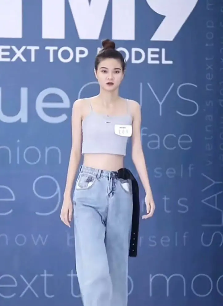 Có thể cho rằng, bên cạnh việc nỗ lực cải thiện bản thân, việc chỉnh sửa vài nét trên gương mặt đã giúp cô nàng hoàn thiện vẻ ngoài thêm hoàn hảo. 