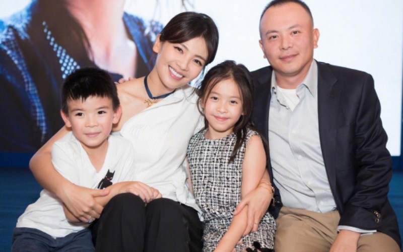 Năm 2010, Vương Kha cũng từng phá sản, nợ hàng trăm triệu USD. Để cứu chồng, Lưu Đào điên cuồng nhận show. Trong vòng 5 năm, cô đã trả xong món nợ khổng lồ. Vì thế, nữ diễn viên được gọi là "con dâu quốc dân".

