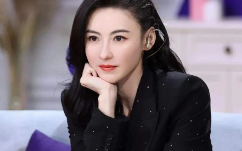 Mới đây, Trương Bá Chi vừa chia sẻ trên mạng xã hội nói cô sắp có tin vui. Có người cho rằng nữ diễn viên đang ám chỉ thông báo về mối quan hệ mới và sắt tái hôn.
