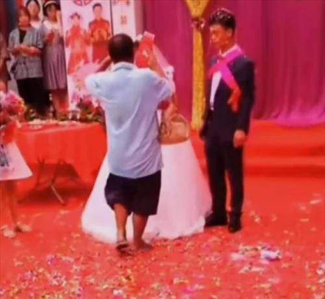 Người đàn ông mặc đồ cũ, đi dép lê tặng quà cô dâu chú rể, biết danh tính nhiều người bật khóc - 2