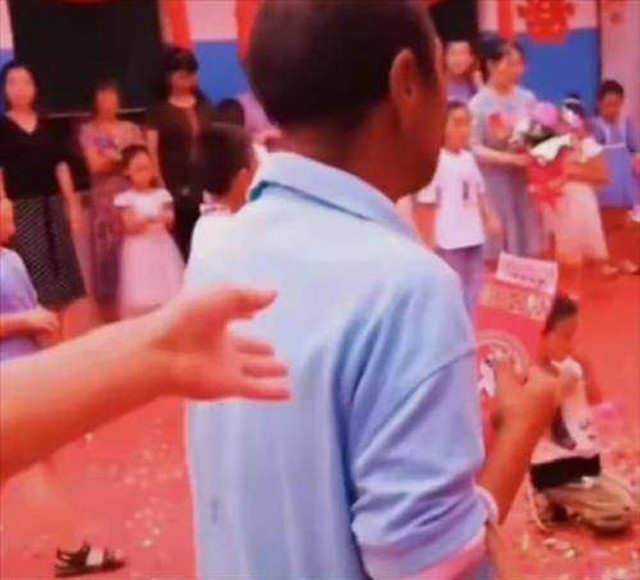 Người đàn ông mặc đồ cũ, đi dép lê tặng quà cô dâu chú rể, biết danh tính nhiều người bật khóc - 3