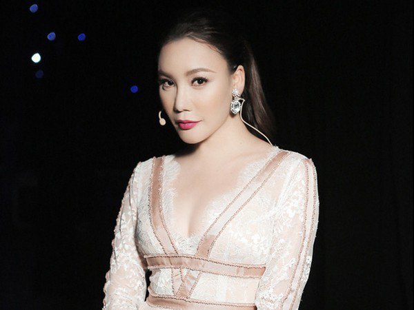 Được mệnh danh “cô gái của các giải thưởng”, Hồ Quỳnh Hương gây ngưỡng mộ bởi loạt giải đình đám.