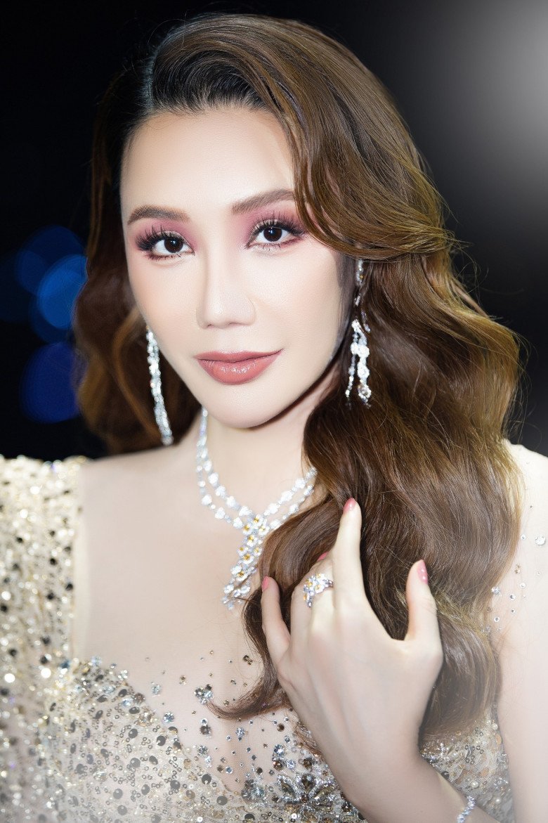 Đang trên đỉnh cao sự nghiệp, Hồ Quỳnh Hương bỗng tạm ngưng ca hát khiến khán giả đoán già đoán non nguyên do.