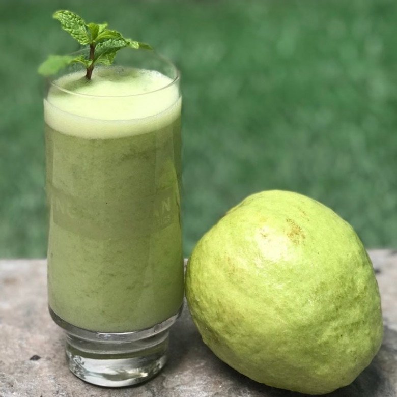 Một ly nước ép ổi cung cấp các vitamin thiết yếu. (Ảnh minh họa).