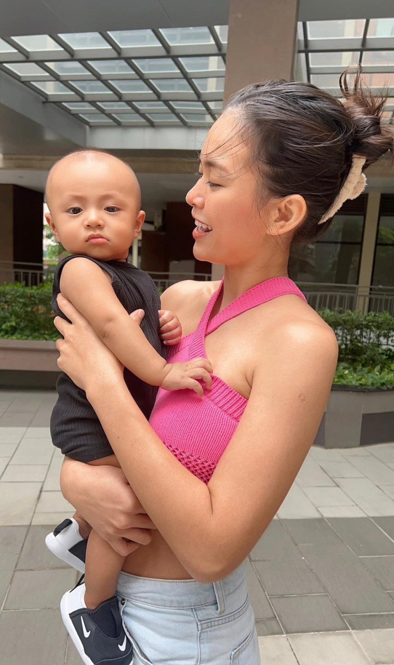 Gallery - Sao Việt 24h: Bị chê trách cho con 6 tháng cai sữa để nhàn thân, Mâu Thủy lên tiếng Thương con nhưng tội mẹ