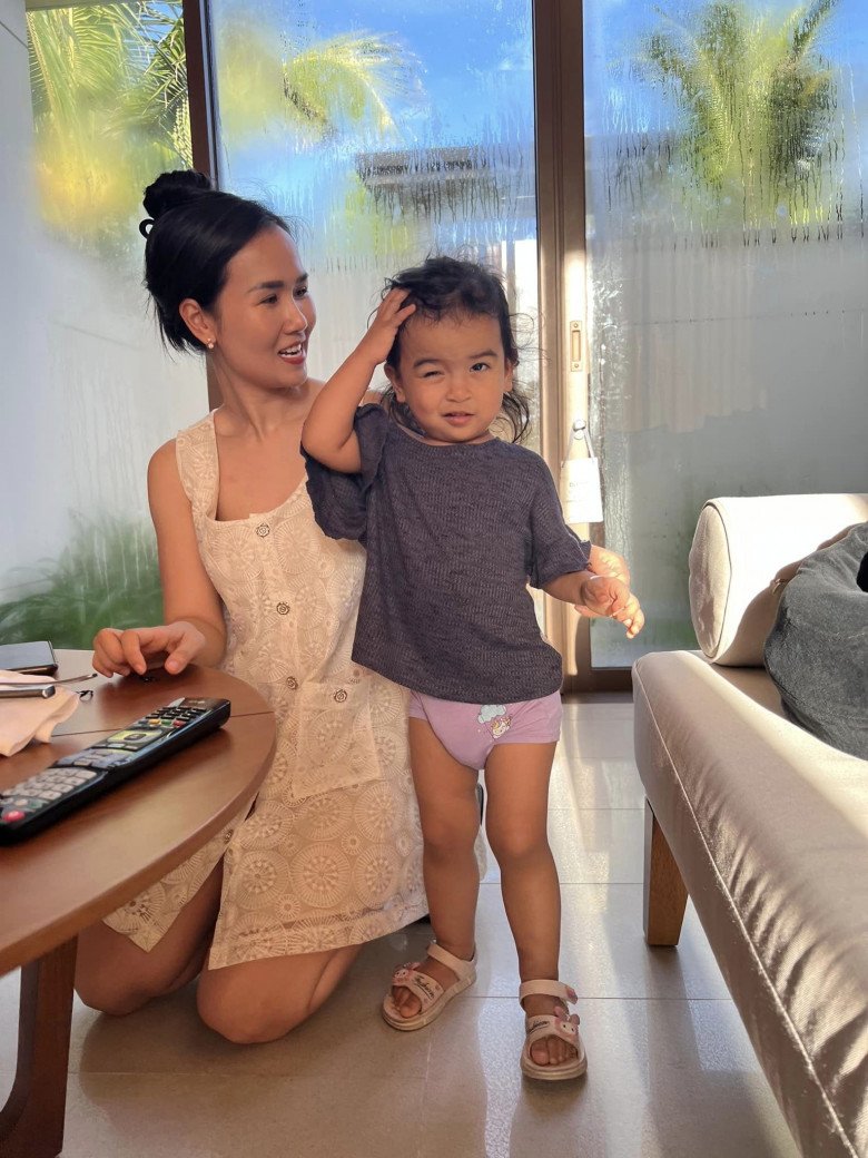 View - Võ Hạ Trâm lên tiếng khi bị nói cho con gái 2 tuổi ăn chay trường khiến mặt xanh xao, làm khổ con