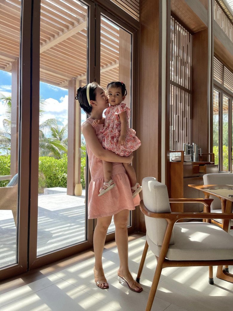 View - Võ Hạ Trâm lên tiếng khi bị nói cho con gái 2 tuổi ăn chay trường khiến mặt xanh xao, làm khổ con