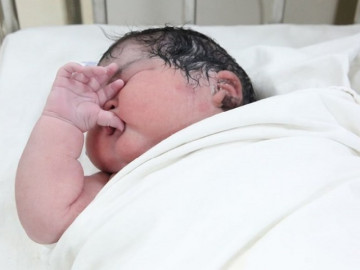 Những em bé sơ sinh có cân nặng khủng, vừa sinh ra đã bằng con nhà người ta nuôi vài tháng