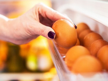 Trứng mua về có nên rửa rồi mới cất tủ? Cửa hành bánh mì khiến hơn 500 người ngộ độc vì không làm sạch trứng đúng cách