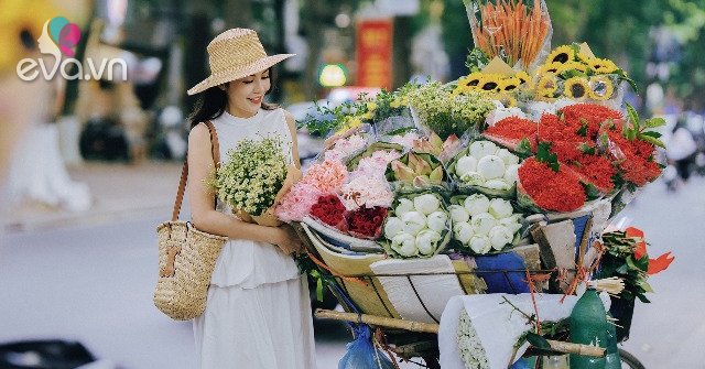 View - Con phố "hot” nhất Hà Nội những ngày vừa qua: 1m2 lại có 10 người đứng chụp ảnh chật kín đường