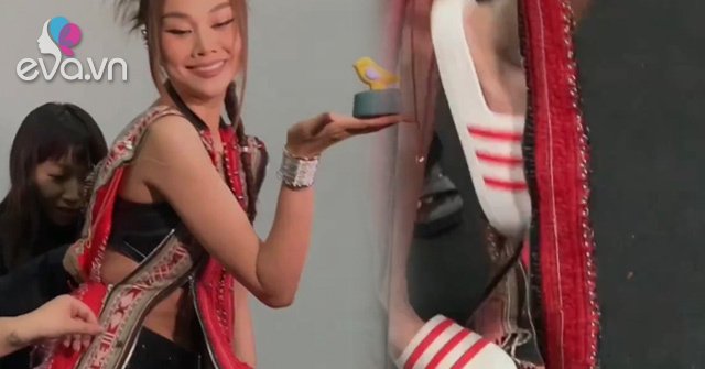 View - Ảnh hậu trường khác xa khi lên hình của đệ nhất chân dài Việt, dùng món rẻ như cho bảo vệ đôi chân