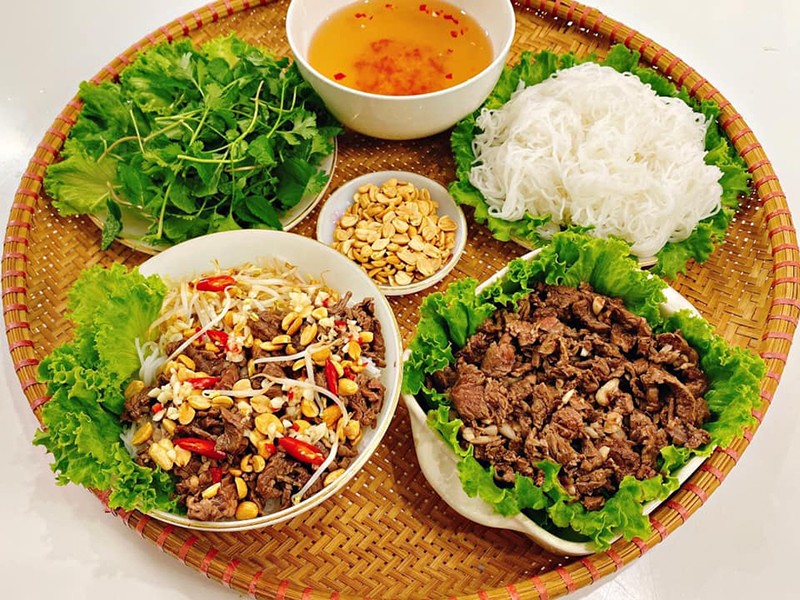 Bún trộn thịt bò.
