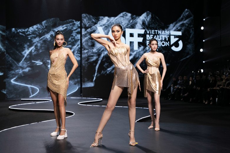 amp;#34;Á hậu nhà nghèoamp;#34; Huỳnh Minh Kiên xuất hiện khác lạ, đi cao gót catwalk làm ai cũng tròn mắt - 6