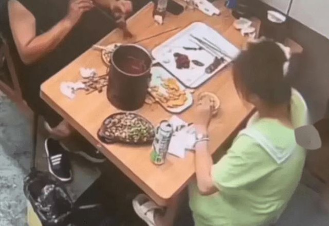 Cô gái tố có sợi tóc trong món ăn, chủ nhà hàng kiểm tra camera thấy cô thò tay vào trong váy - 1