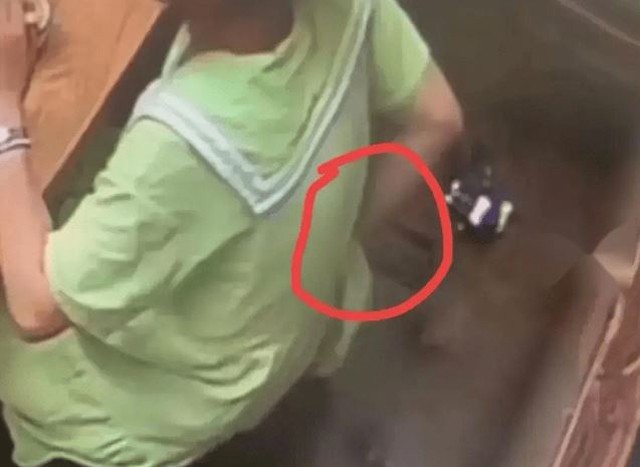 Cô gái tố có sợi tóc trong món ăn, chủ nhà hàng kiểm tra camera thấy cô thò tay vào trong váy - 3