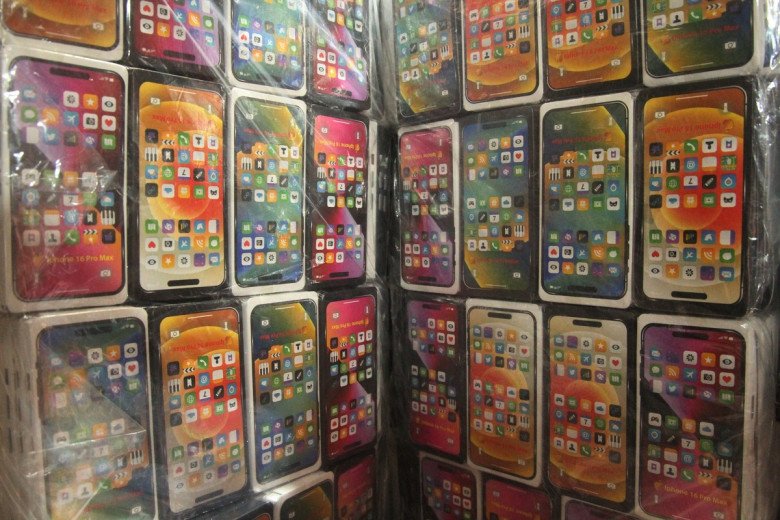 Gallery - Đồ vàng mã phục vụ tháng cô hồn: Hàng bình dân ế ẩm, nhà giàu đặt hàng hiệu đốt cho người cõi âm