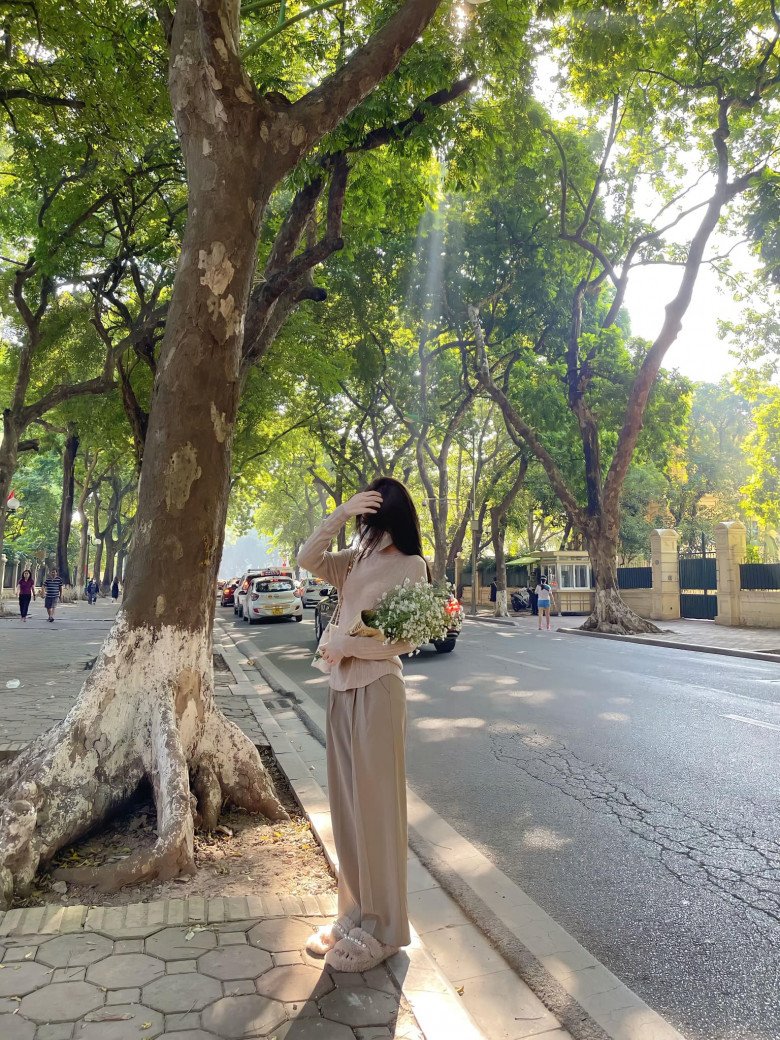 View - Con phố "hot” nhất Hà Nội những ngày vừa qua: 1m2 lại có 10 người đứng chụp ảnh chật kín đường