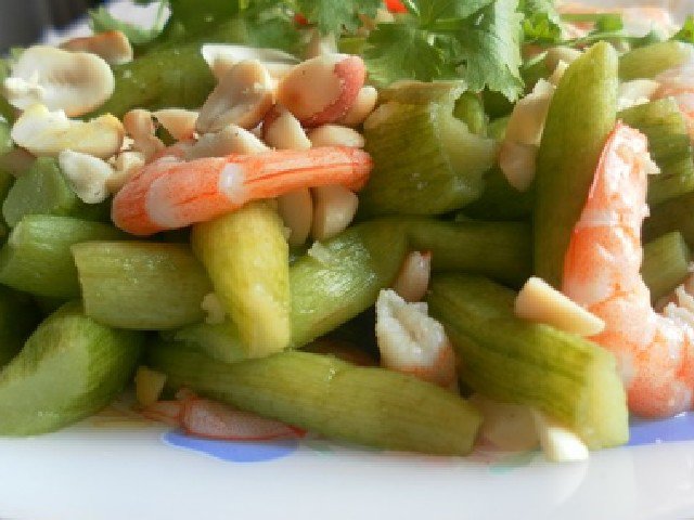 Rau mác ăn có vị ngọt, xốp, dai nhẹ khá giống cây dọc mùng