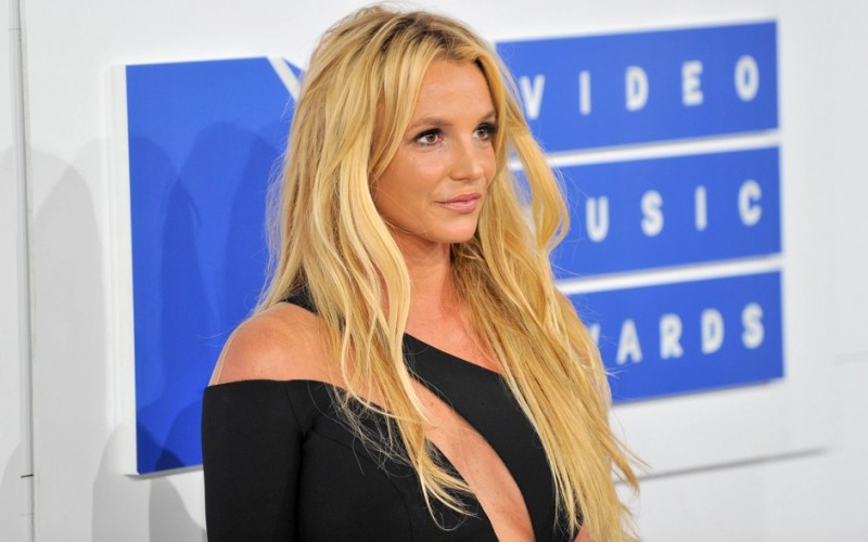 Được biết, Britney đã có một bản hợp đồng tiền hôn nhân để bảo vệ khối tài sản khổng lồ. Nếu cuộc hôn nhân này thật sự kết thúc, khả năng cao, Britney sẽ ký séc cho Sam để giải quyết mọi chuyện nhanh chóng.
