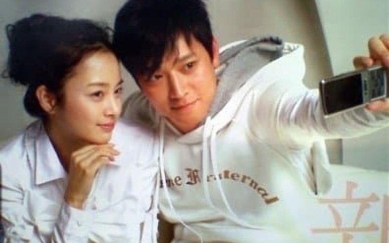 Mới đây, một số hình ảnh thời quá khứ của Kim Tae Hee và Kang Dong Won đã được đăng tải trở lại. Năm đó, cả hai rất trẻ trung và mặc trang phục ton-sur-ton.
