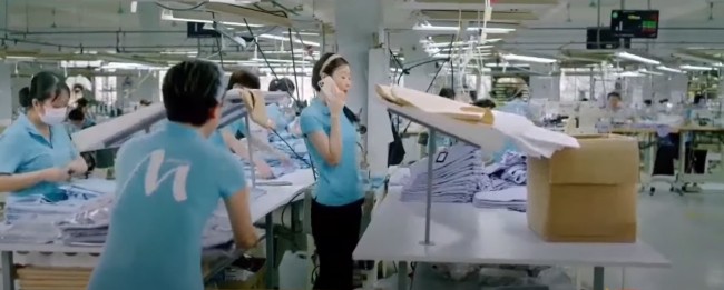 amp;#34;Sạnamp;#34; phim Việt trên sóng giờ vàng: Nhà nghèo đi vay tiền vẫn dùng điện thoại xịn, bệnh nguy kịch vẫn phải... đẹp - 1