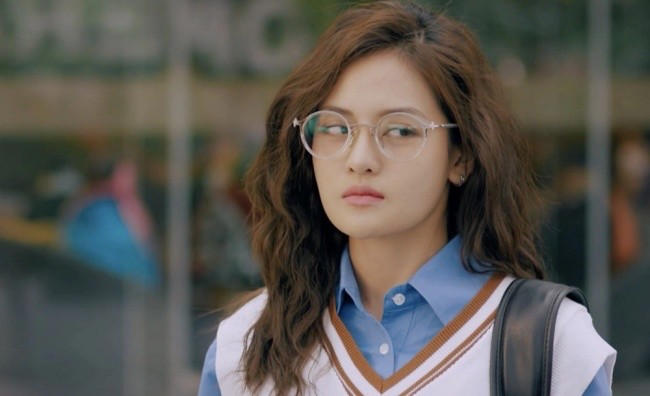 amp;#34;Sạnamp;#34; phim Việt trên sóng giờ vàng: Nhà nghèo đi vay tiền vẫn dùng điện thoại xịn, bệnh nguy kịch vẫn phải... đẹp - 6