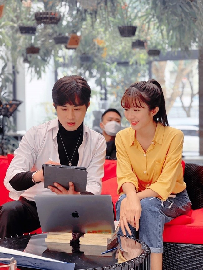 amp;#34;Sạnamp;#34; phim Việt trên sóng giờ vàng: Nhà nghèo đi vay tiền vẫn dùng điện thoại xịn, bệnh nguy kịch vẫn phải... đẹp - 8