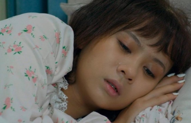 amp;#34;Sạnamp;#34; phim Việt trên sóng giờ vàng: Nhà nghèo đi vay tiền vẫn dùng điện thoại xịn, bệnh nguy kịch vẫn phải... đẹp - 4