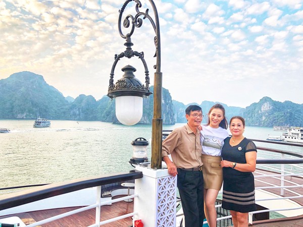 Sao Việt 24h: Phương Oanh hiếm hoi khoe khung hình bên bố mẹ ruột, xem cảnh ngày ấy - bây giờ càng đặc biệt - 4