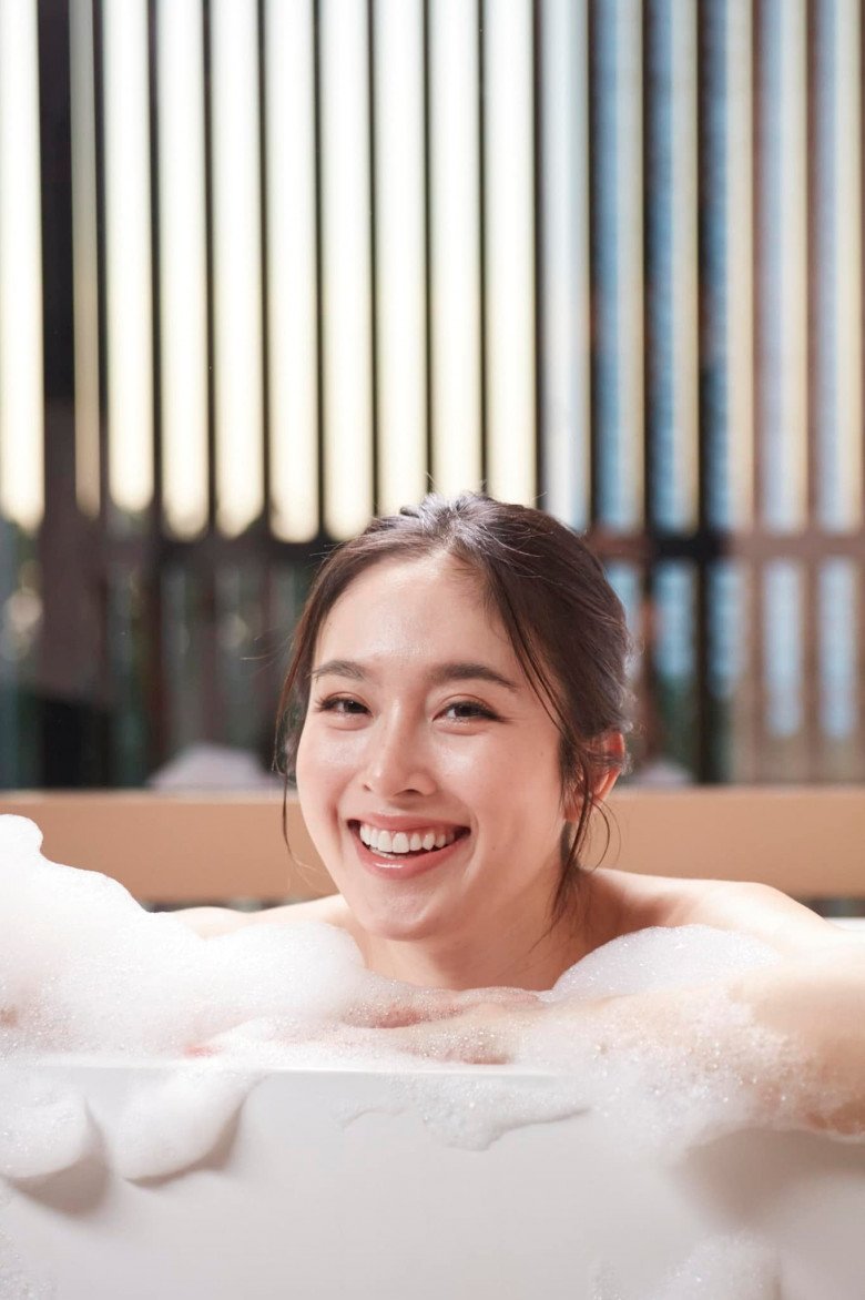 View - Chàng trai Thái Lan tuổi U40 đẹp như búp bê sống, ảnh team qua đường chụp ở Việt Nam gây sốt