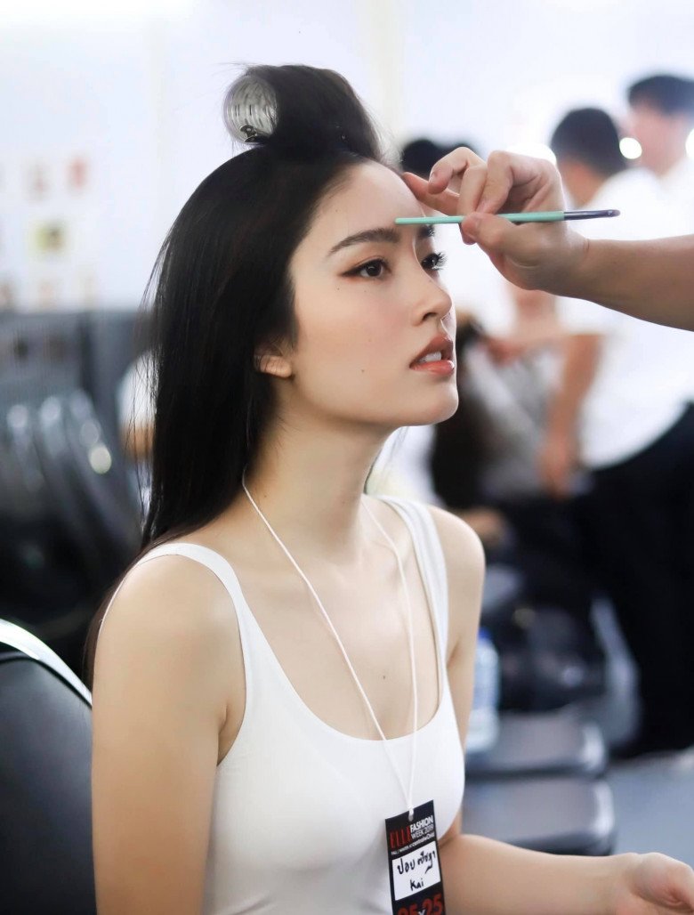 Cô cũng là 1 trong những bóng hồng lan tỏa style trang điểm kiểu Thái tới rộng hơn với fans Việt là đánh đấm phần mắt đậm và bay bổng nhưng phần môi và nền lại tinh giản.