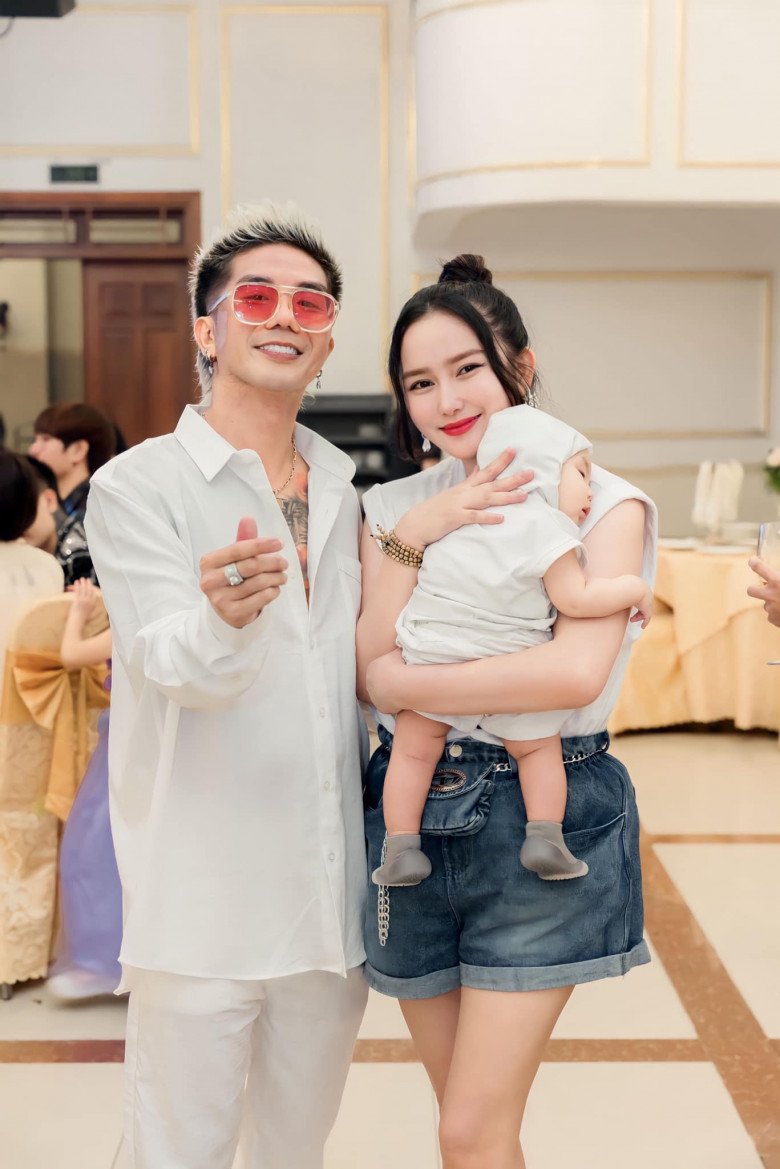 Vợ chồng Huỳnh Như bên con trai mới sinh. 