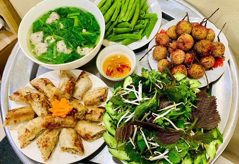 Bữa cơm này có: Chả rán - Canh cải nấu mộc - Rau sống - Đậu cô ve luộc.
